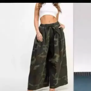 Women's Wide-Leg Loose Pants Plus Size Elastic Waist Long Pants with Deep Pockets Camouflage Pants