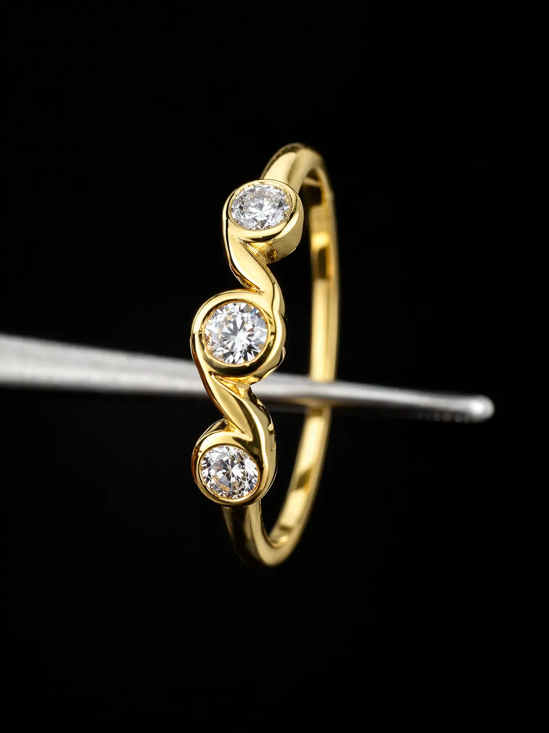 18K Colombian Gold Triple Zirconia Wave Ring – Minimalist Luxury Band (Size 6.5)