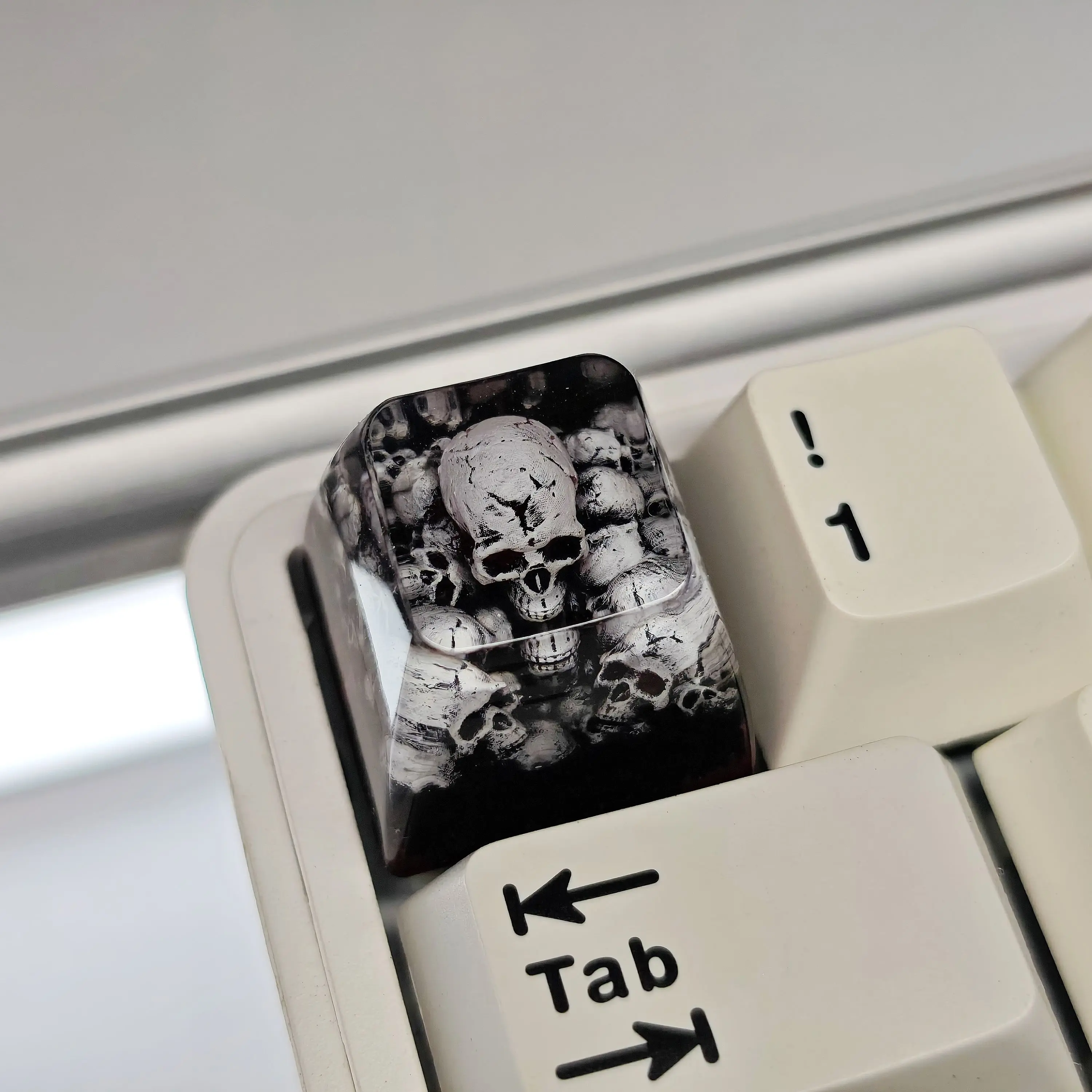 1pc Resin Crafted Dark Skull Artisan Keycap - Individual Pack Mechanical Keyboard Accessory, 3D Cross-Axis KBs Upgrade, Creative Gaming Gift (keycap material: Resin)
