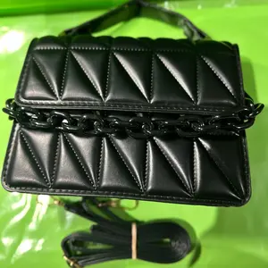 Cartera de Mujer Moderna Medium - Stylish Quilted Design with Spacious Interior & Chain Strap - Hand Wash Only