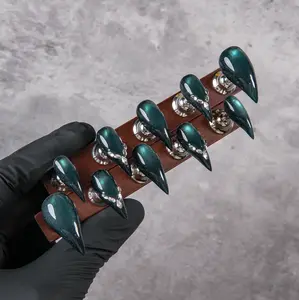 Purely handmade false nails in black and green with a gradient ombré effect; cat claw, dragon claw, and beast claw styles; wearable nails in green that are ultra shiny and super bright with a cat-eye effect; versatile design.