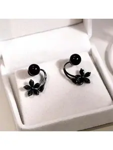 A pair of niche design high-end black flower earrings, versatile temperament, light luxury earrings, high-quality women's jewelry Dainty Stud Huggie