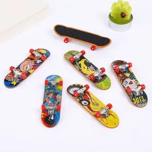 5 Finger Skateboard Set, Alloy Material, Desktop Skateboard, Miniature Precision, Perfect Gift, Ideal for Desk Use, Durable Design