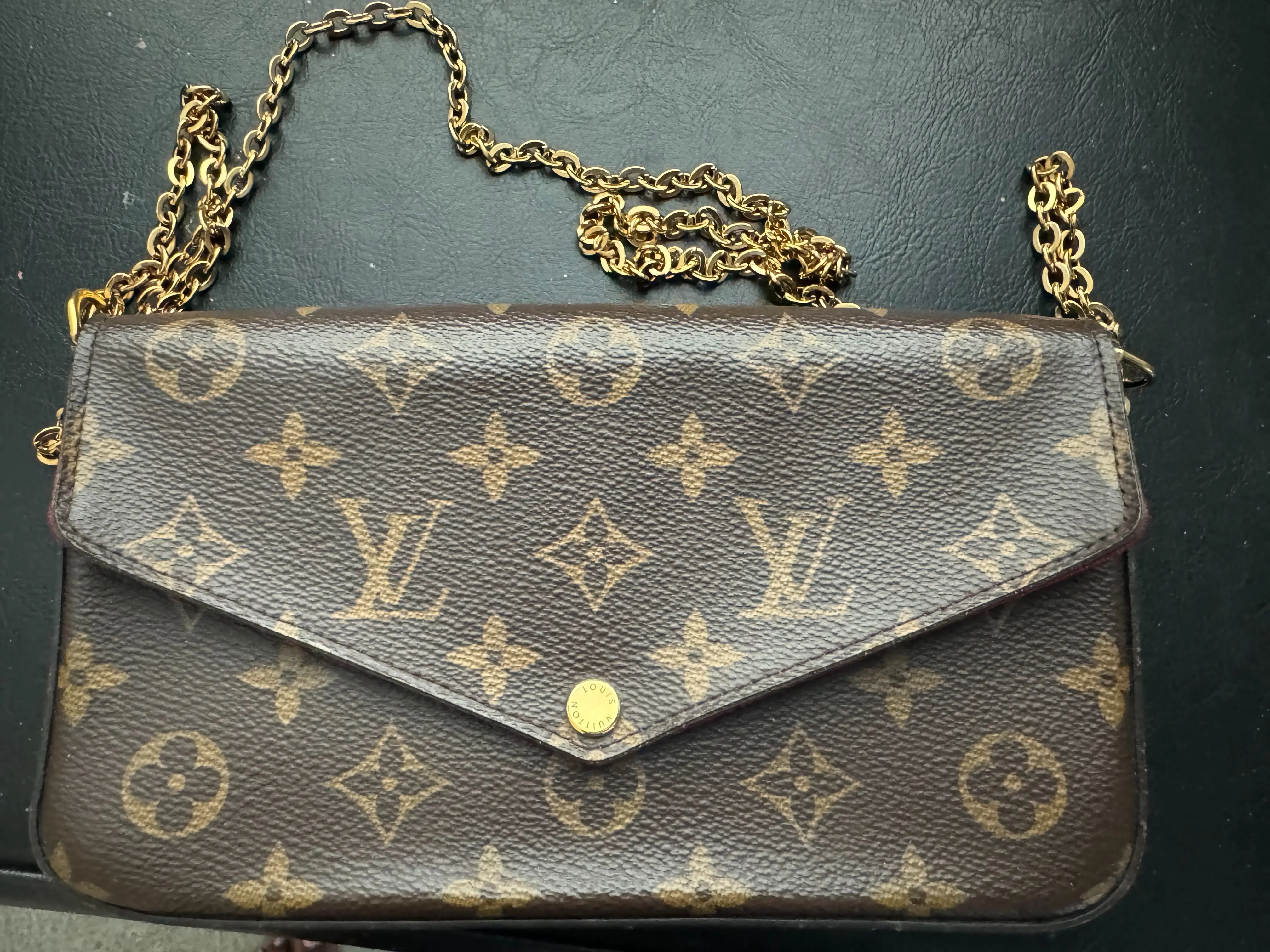 Pre-owned Louis Vuitton leather Crossbody Bags Crossbody Bag with Classic Monogram Design and Gold Chain Strap