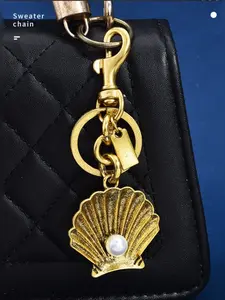 Vintage Shell Pearl Keychain, Luxurious Bag Pendant for Women, High-End Metal Accessory, Suitable for Bags and Keys