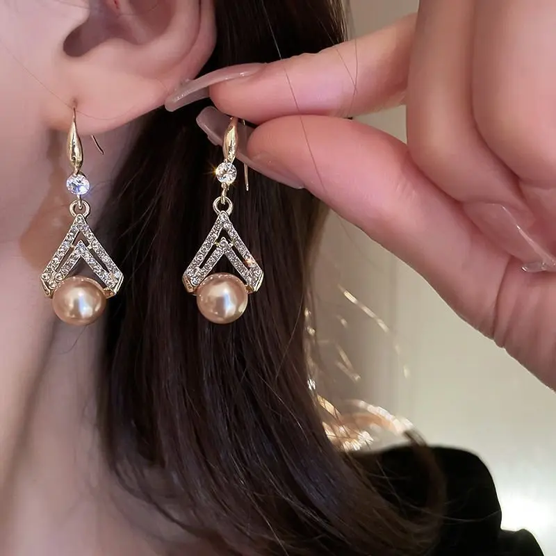 Women's Affordable Luxe Alloy Metal Water Drop Champagne Pearl Earrings - Geometric Cone Design, Single Pair Set, All-Match for Female Casual Wear & Ladies Casual Wear, All-Seasons Trendy Jewelry Accessory