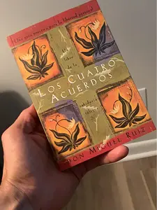 Los cuatro acuerdos: una guia practica para la libertad personal (Spanish Edition) Paperback