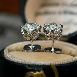 Japanese And Korean Classic Six-claw Diamond-Shaped Zircon Ear Studs