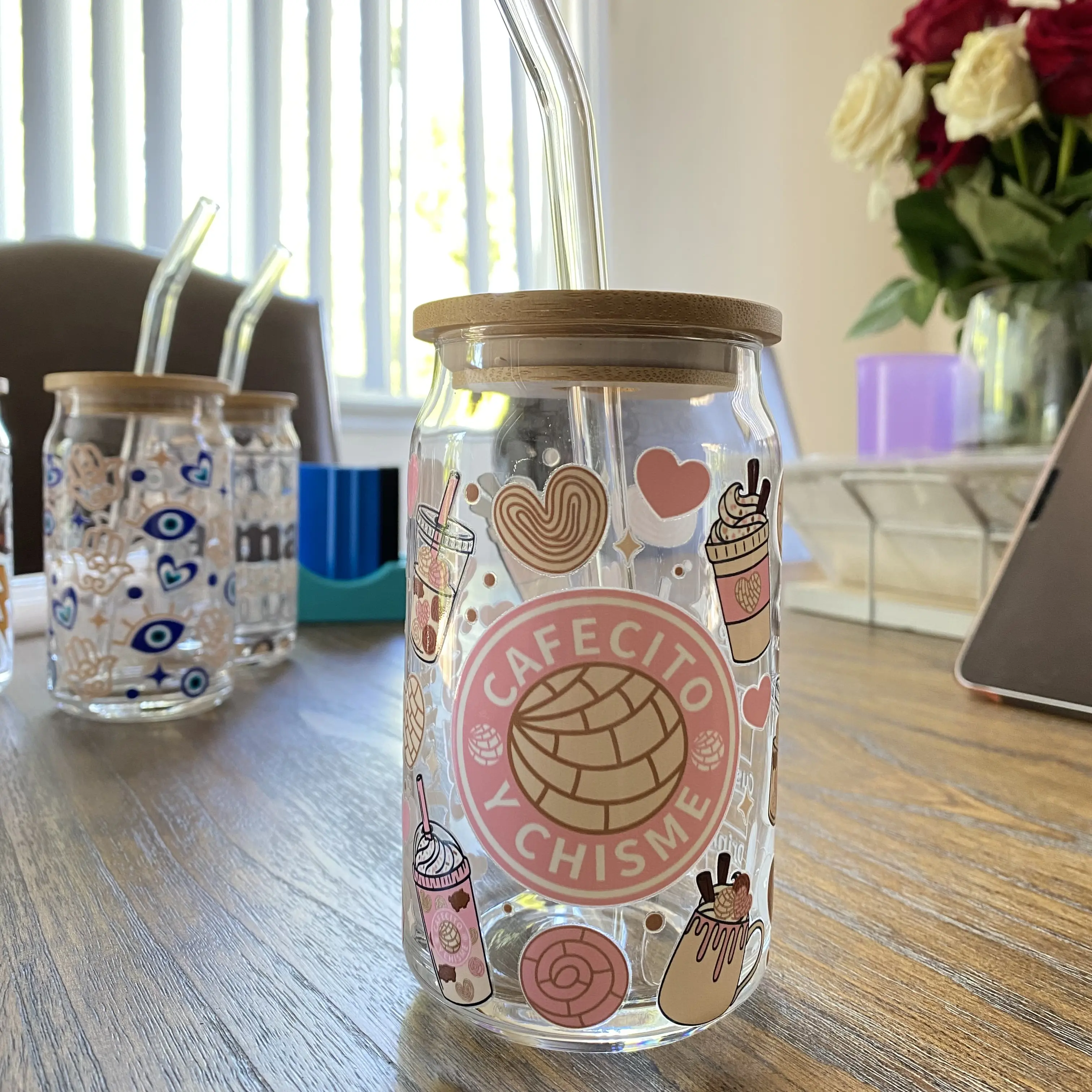 Cafecito y Chisme 16oz Glass Cup with Glass Straw and Bamboo Lid