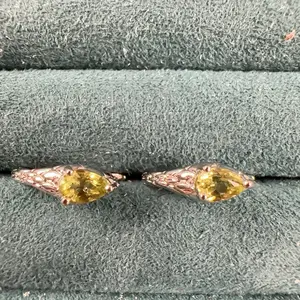 <PingEast jewelry > Elegant Snake Design Hoop Earrings in 925 Sterling Silver with 4x5mm Pear-Shaped Natural Peridot