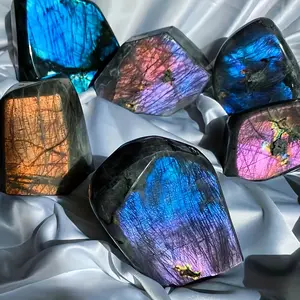 1 piece of bohemian style rainbow glittering labradorite crystal sculpture, free-form three-dimensional gemstone in emerald color, a dazzling Christmas and Valentine's Day gift, exclusive home decoration art piece for crystal lovers meditation
