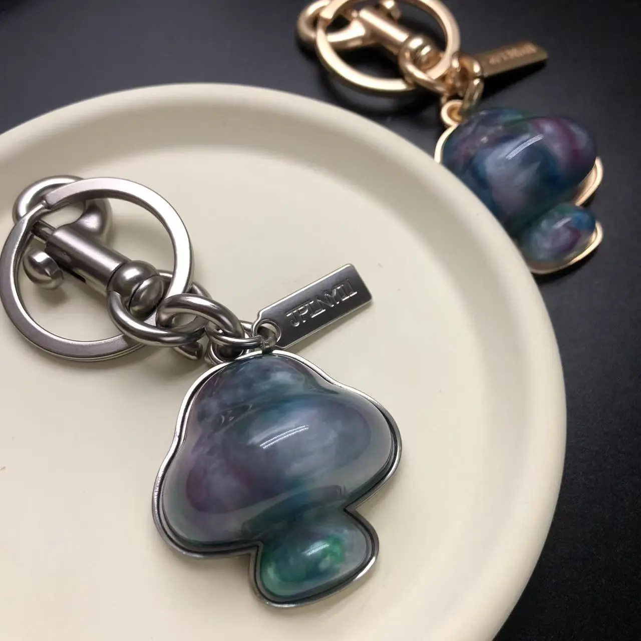 Mushroom Metal Keyring, Casual Bag Pendant in 2 Colors for Everyday Use, Good Mood Accessory and Gift for Friends, Watercolour, Daily, Durable, Fading Resistant, Unique Taste, Two Colors
