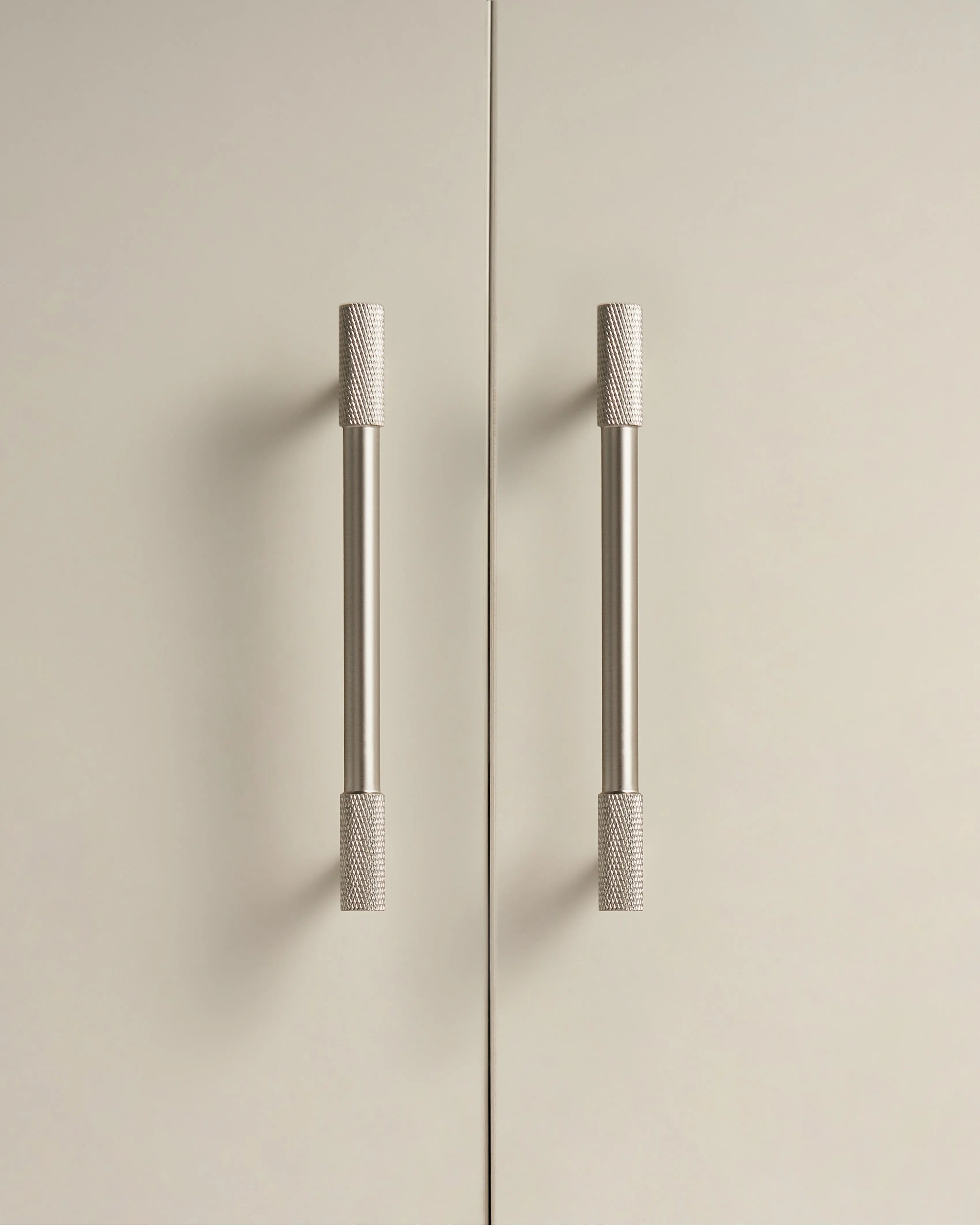 KENSWICK KNURLED CABINET PULL IN BRUSHED NICKEL