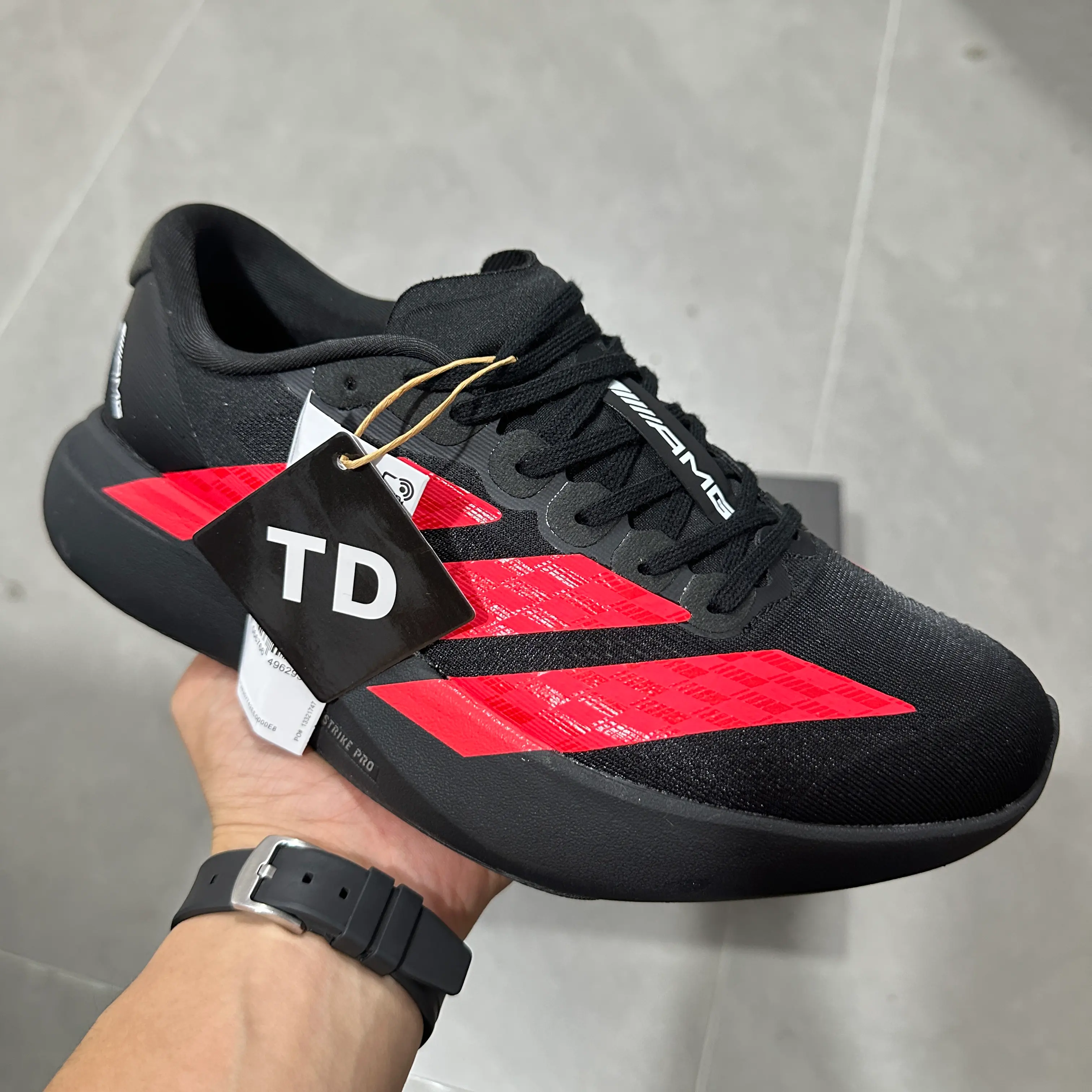 Performance running kicks featuring lightweight streamlined build, breathable engineered mesh in black with bright red accents, must‑have sport footwear for daily training and fitness activities