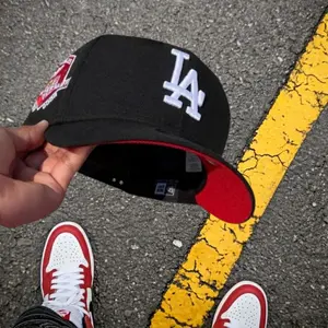New Era LA Dodgers Snapback Hat Black White – Premium Embroidered LA Logo, Red Undervisor, Adjustable Flat Brim Baseball Cap, Men's Women's Streetwear Fashion, MLB Inspired Sports Hat, Anniversary Side Patch, Urban Hip Hop Style, TikTok Trending Cap