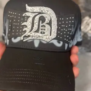 31 hats Benavides