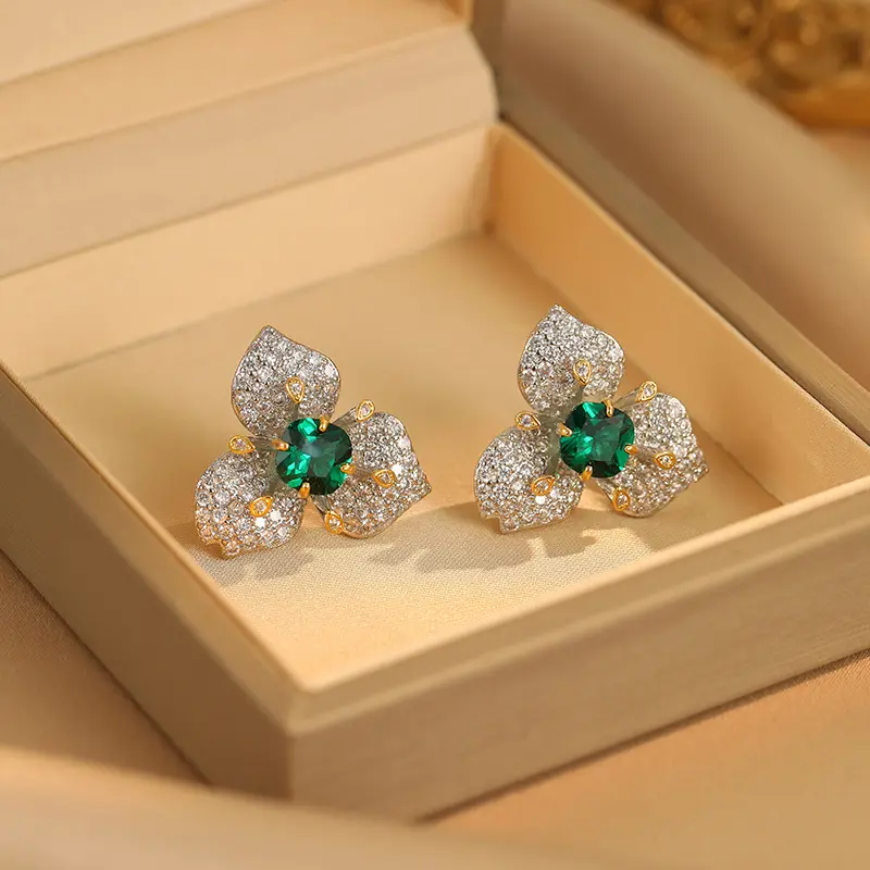High-end emerald zircon flower earrings, light luxury, elegant and unique, stylish design, distinctive earrings