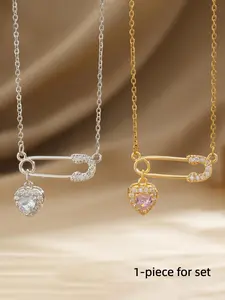 The inlaid zircon pin heart-shaped pendant necklace is suitable for daily wear, vacation and dating occasions, and is also a surprising and exquisite small gift