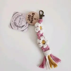Daisy Keychain with personalized wooden Charm, handmade boho gifts for her