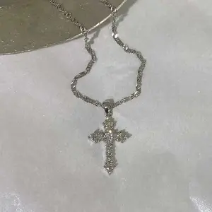 Women's Silver Plated Thin Chain Cross Pendant Necklace with Zircon Fashion Party Jewelry Gift for Girls.