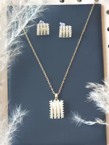 Set de Joyería Dorada "Líneas de Brillo": Collar y Pendientes Rectangulares con Circonitas
