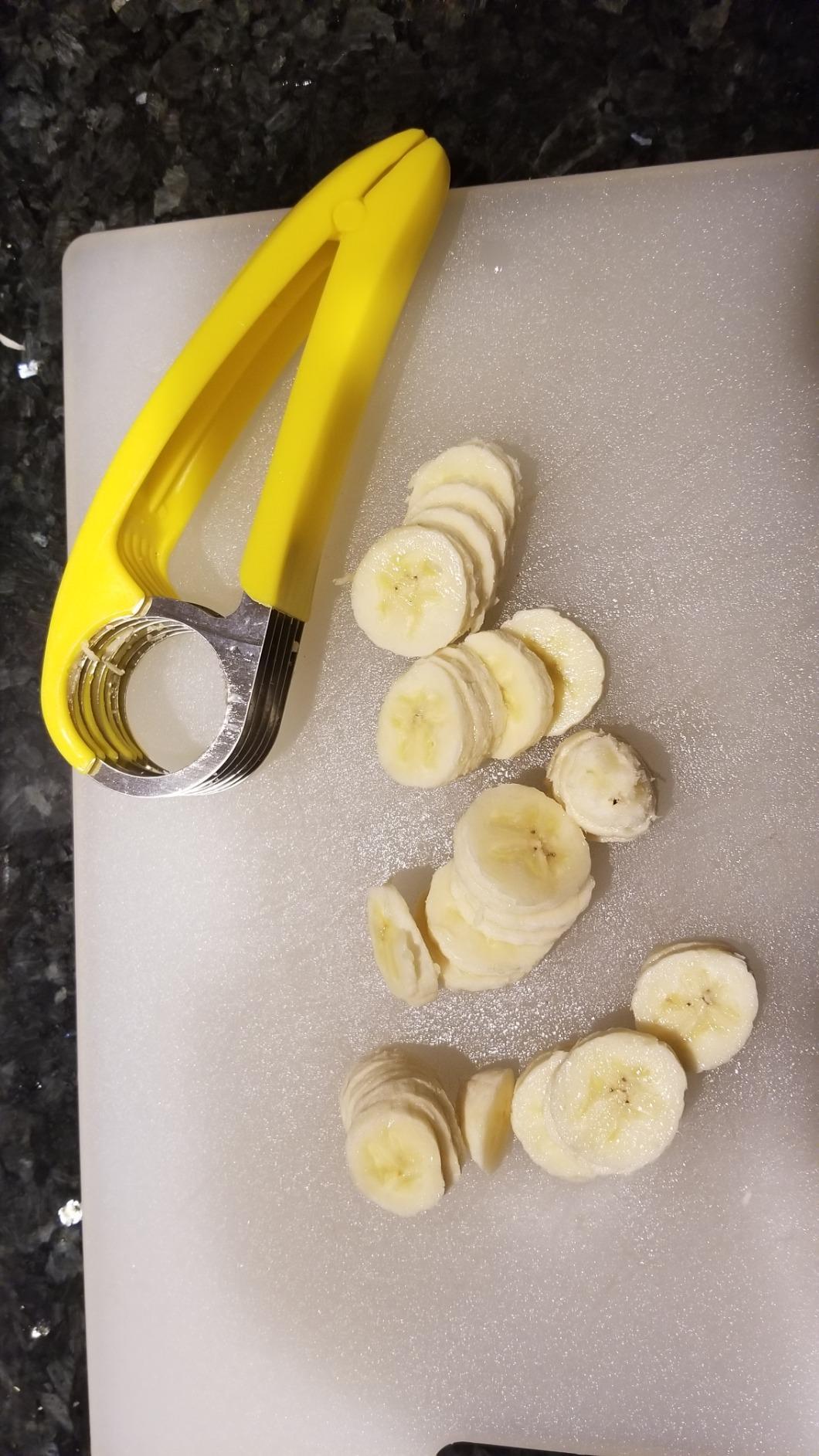 Banana Slicer,ABS + Stainless Steel Fruit and Vegetable Salad Peeler Cutter Kitchen Tools For Banana,Strawberry,Grape（1 pcs）