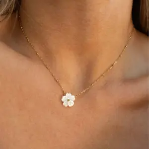 Vintage Gold Shell Flower Necklace – Heart Clavicle Pendant Necklace for Women