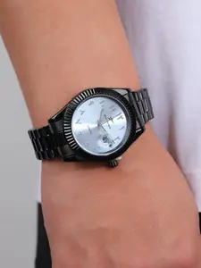 RICECGO Men's Quartz Analog Watch Features a textured bezel with raised grooves Practical date window for everyday convenience Cool black strap pairs effortlessly with any outfit Elevates your daily commute with stylish flair