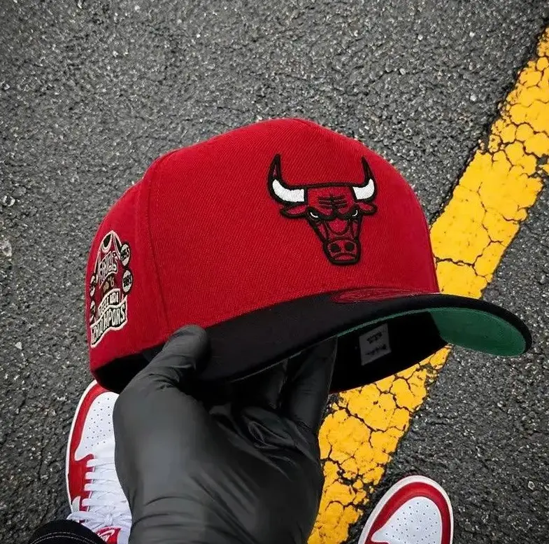 New Era NBA Chicago Bulls Flat-Brim Snapback Hat - Reds Victory Cap, Red Embroidered Bold Logo, Adjustable Limited Edition Streetwear Cap for Men, Women, Collector’s Limited Edition 2026 Urban Streetwear Gorra premium, moda urbana para hombres y mujeres