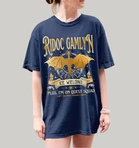 Ridoc Gamlyn T-Shirt, Quest Squad Graphic Tee, Onyx Storm Apparel, Fourth Wing Fan Shirt, Basgiath War College Tee, Dragon Rider Empyrean T-Shirt, Fantasy Adventure Shirt