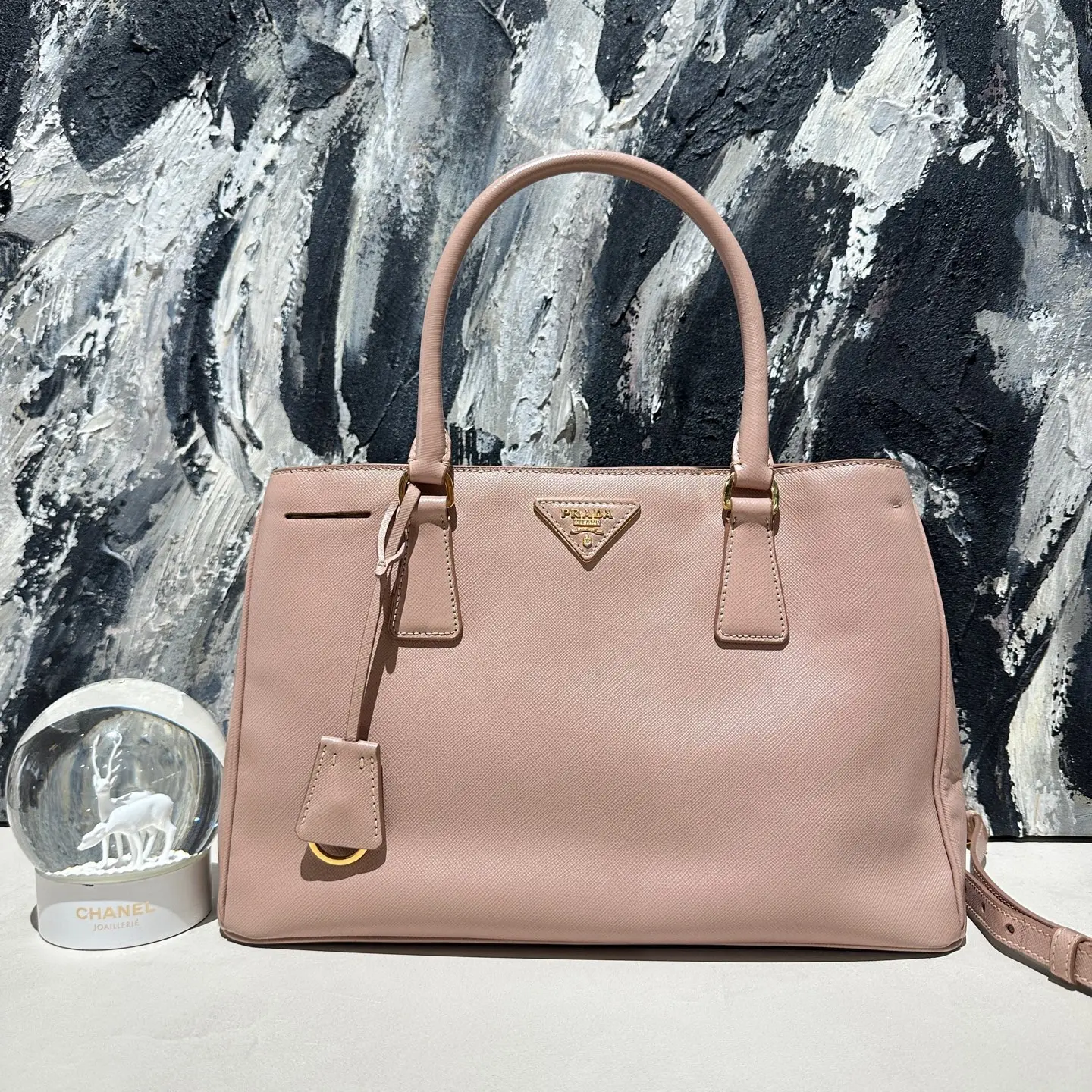 Pre-owned PRADA Pink Saffiano Leather Handbag with Gold Hardware and Adjustable Strap 14115