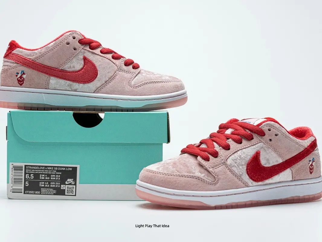 Unisex Retro Low‑Top Skate Board Shoes, Pink Red Velvet Suede Upper Casual Sneakers, Translucent Rubber Outsole, Hip‑Hop Street Style Couple Daily Fashion Footwear