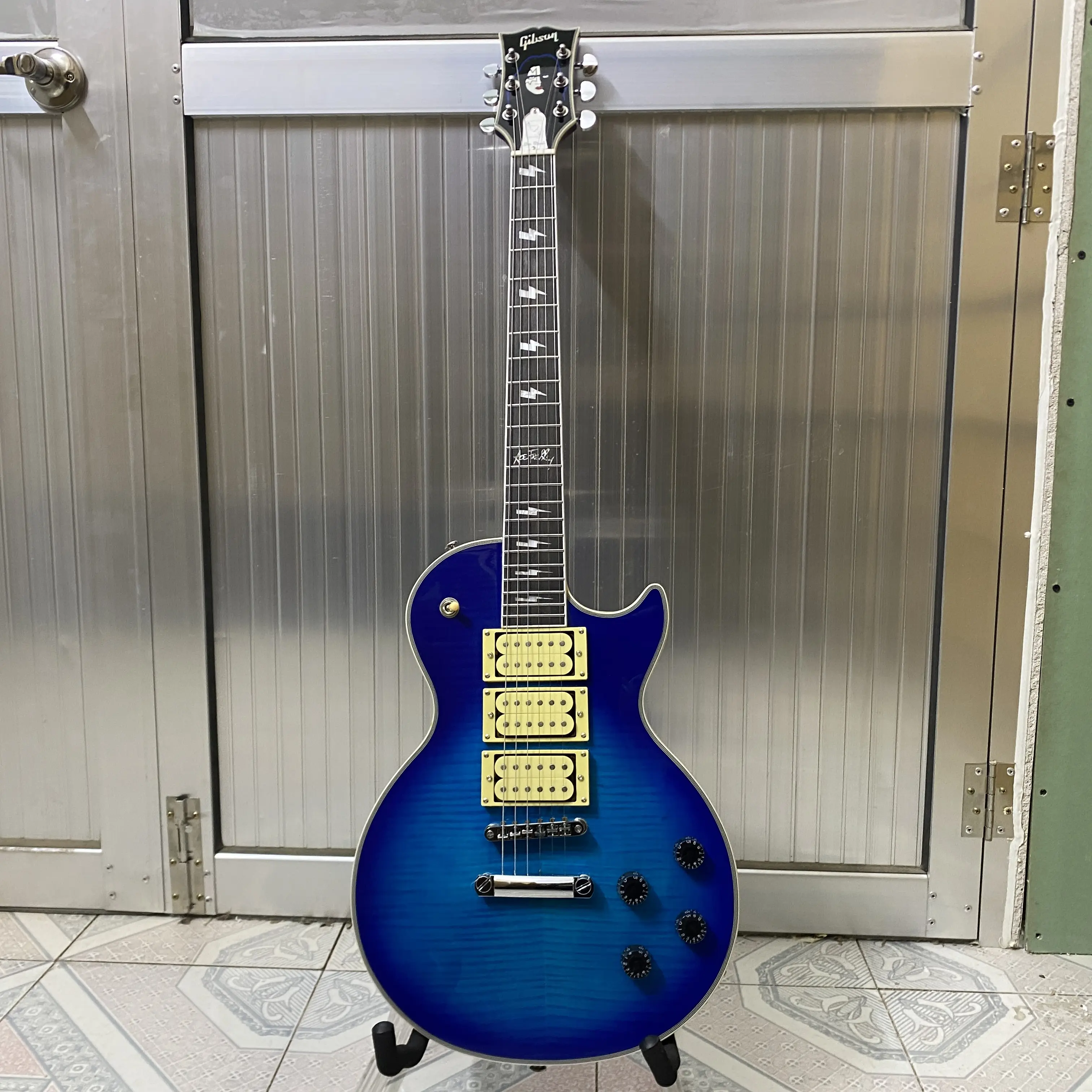 LP electric guitar, blue flame maple top, 3H pickup, chrome hardware, white binding, rosewood fingerboard, 22 frets