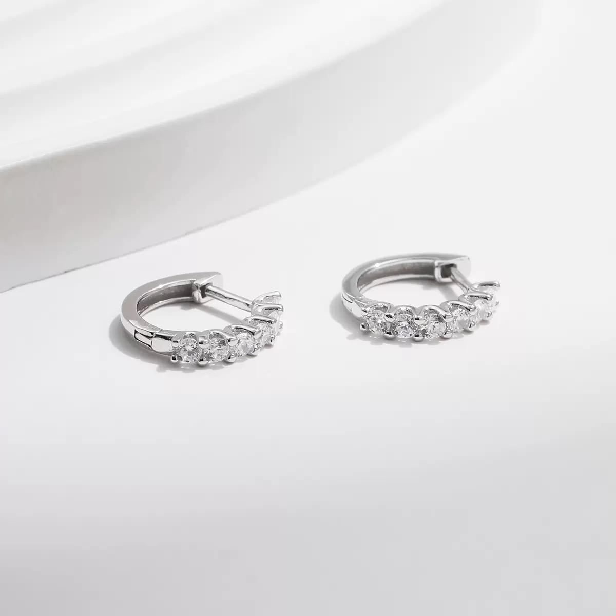 Drinsper Dainty S925 Sterling Silver DVVS Synthetic Moissanite Huggie Hoop Earrings Minimalist Chic Jewelry Suitable for Daily Wearing Birthday Party Gift for Her Mom Girlfriend