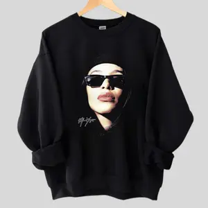 Aaliyah Jumbo Graphic T-Shirt, oversized streetwear tee, 90s hip hop and RnB vintage shirt, unisex casual fit, fan essential.