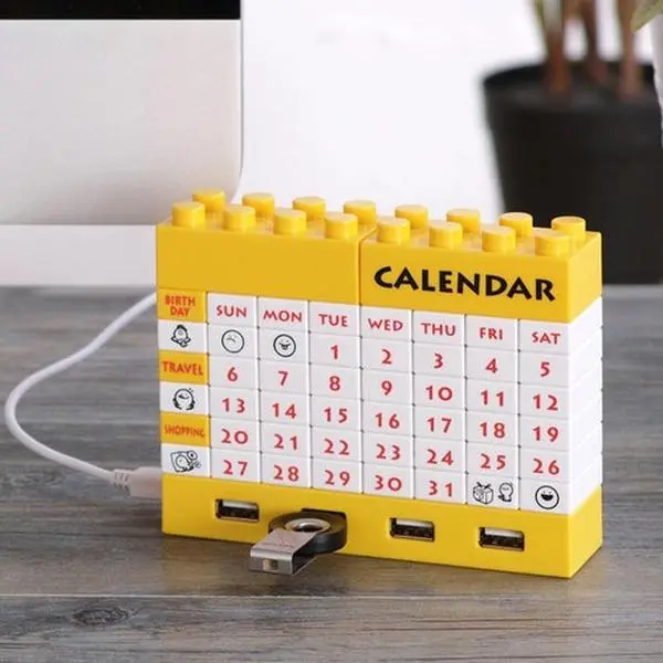 4-Port USB Hub with Digital Calendar Display — Desktop Organizer
