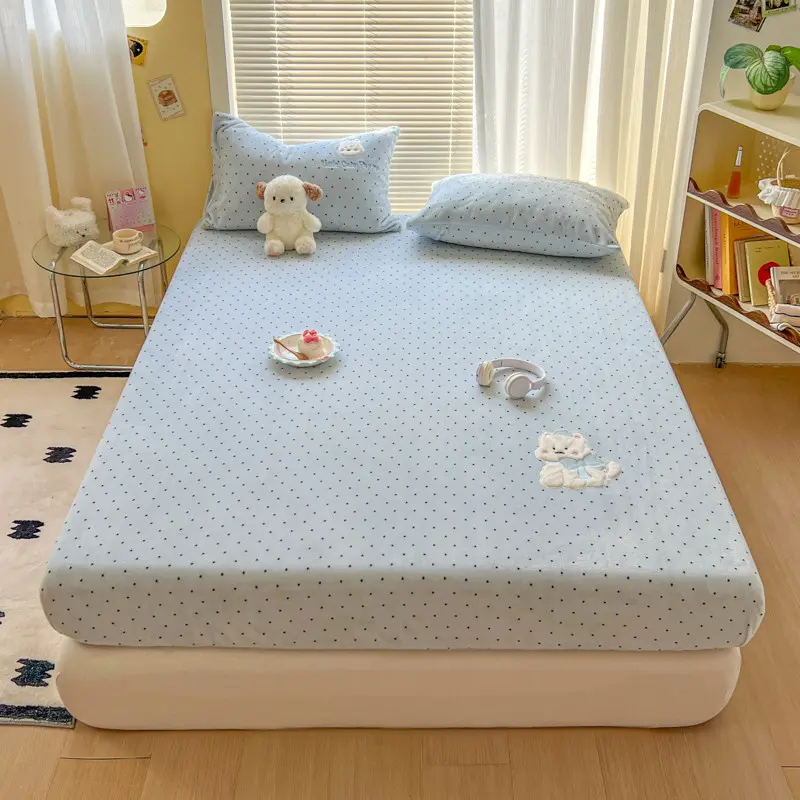 3pcs Cute Polka Dot Milk Velvet Bed Sheet Set, Winter Warm Single Double Queen Fitted Sheets 2Pillowcases, Soft Comfortable Bedding for Girls' Dormitory Bedroom, Breathable Sheets, Bedding Essentials, Bedding Accessories