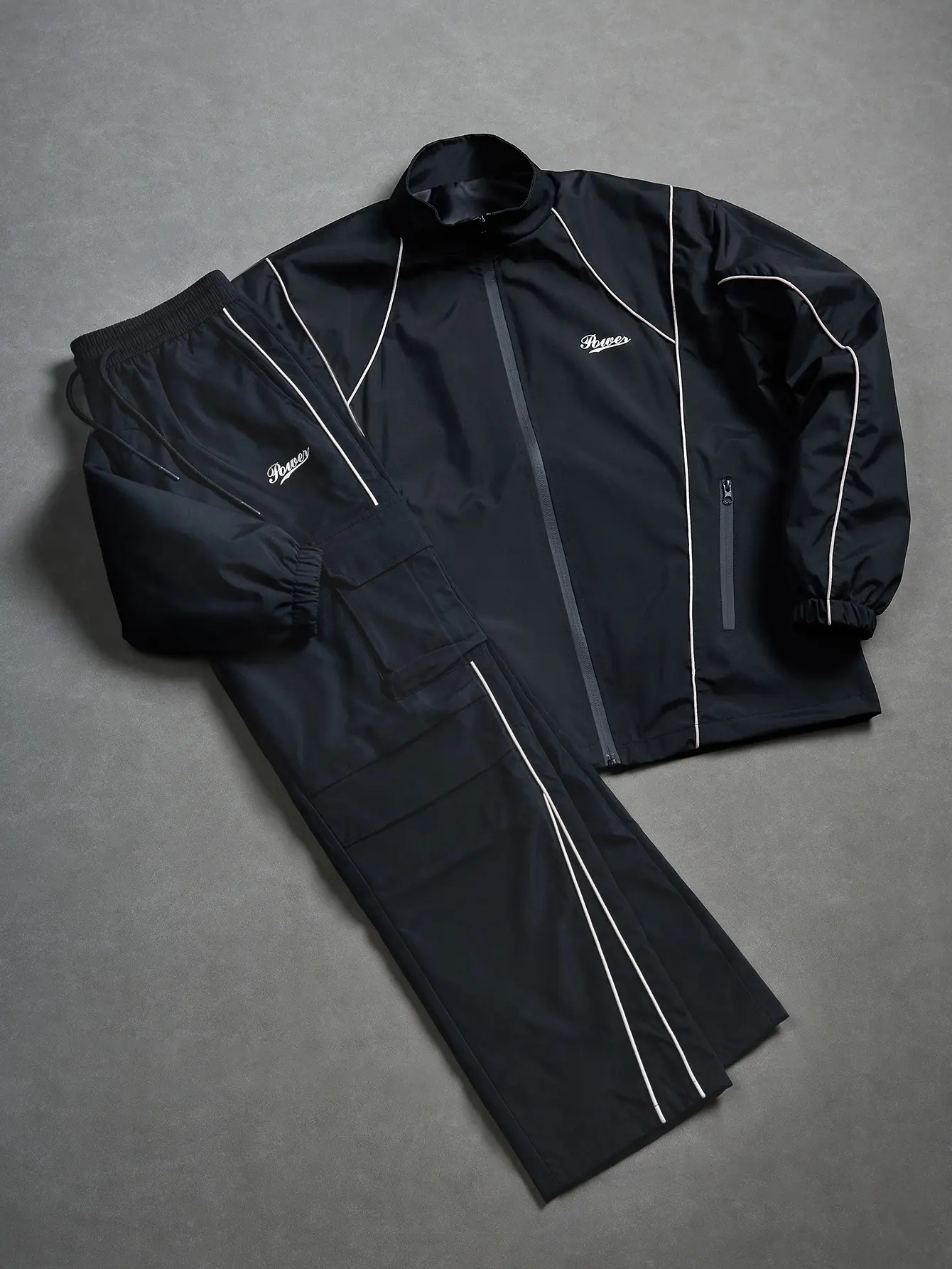Men’s black stand-collar workwear set — wear-resistant, wrinkle-resistant top paired with multi-pocket long pants, suitable for outdoor work, outings, trendy styling, and everyday travel.