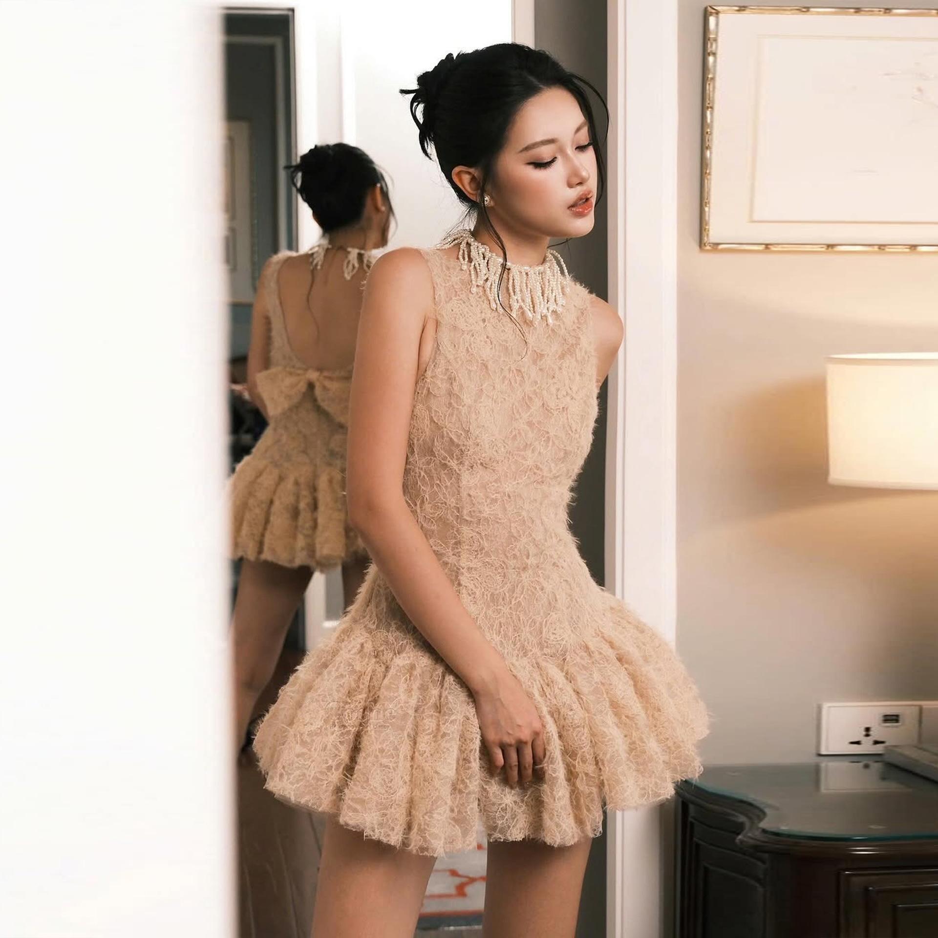 2026 Autumn/Winter New Women's Dress: Elegant and Chic, Waist-Cinching, Figure-Flattering, Backless, Sleeveless Dress