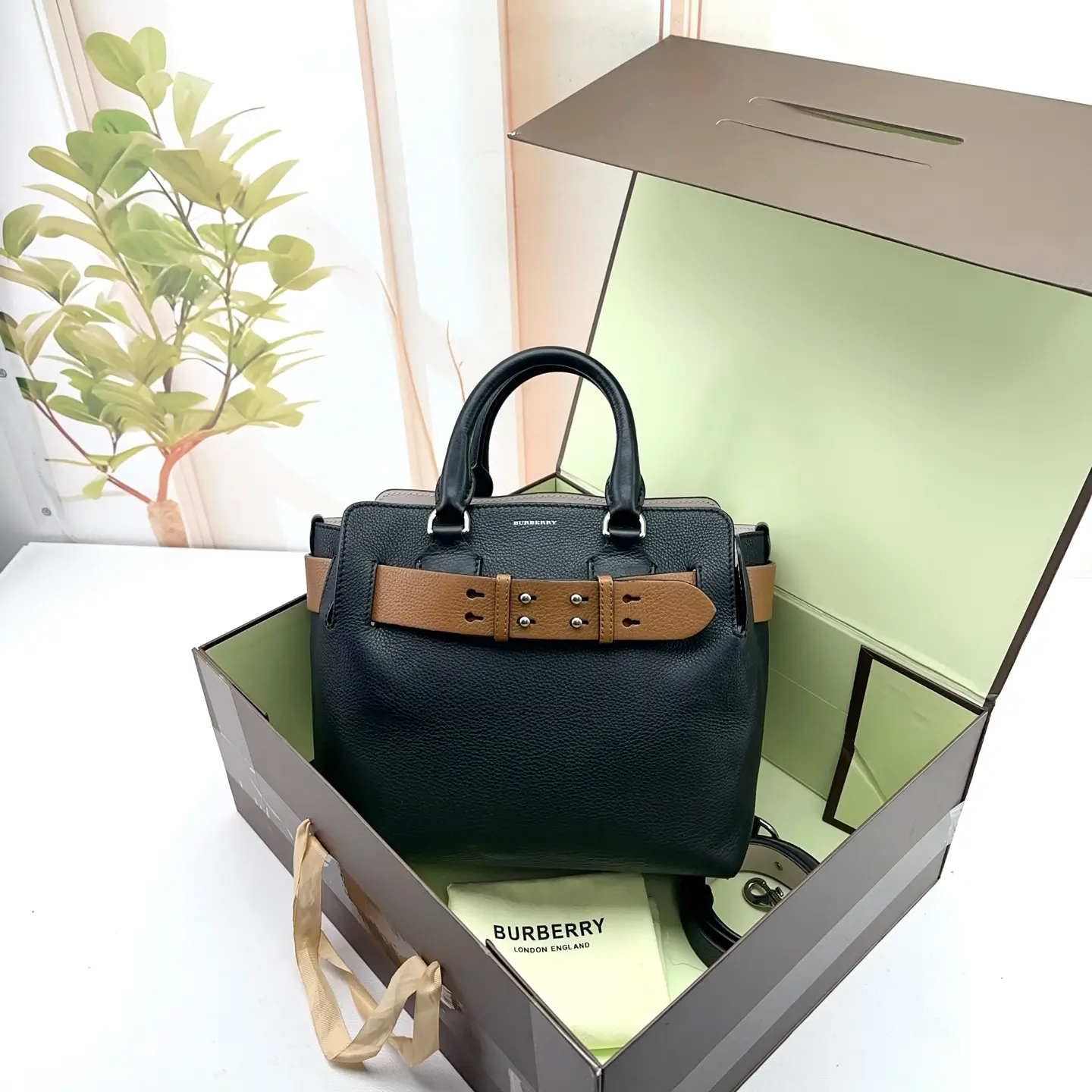 Pre-owned BURBERRY Black Leather Tan Belt Detail Top Handle Satchel 0801 raye 21957726