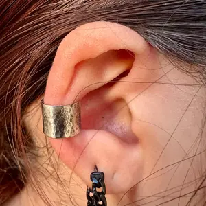 Unisex 925 Sterling Silver Hammered Ear Cuff - 22-gauge Wide Conch Band, Adjustable No-Piercing Earring via Gentle Pressure, Very Comfortable, Wear Solo or Stack, Choking Hazard Small Parts (for Adults)
