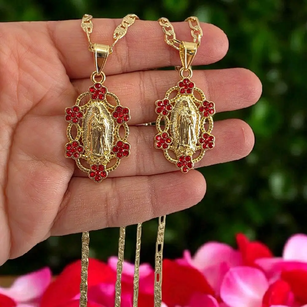 hermosa virgencita con tonos rojos gold plated necklace