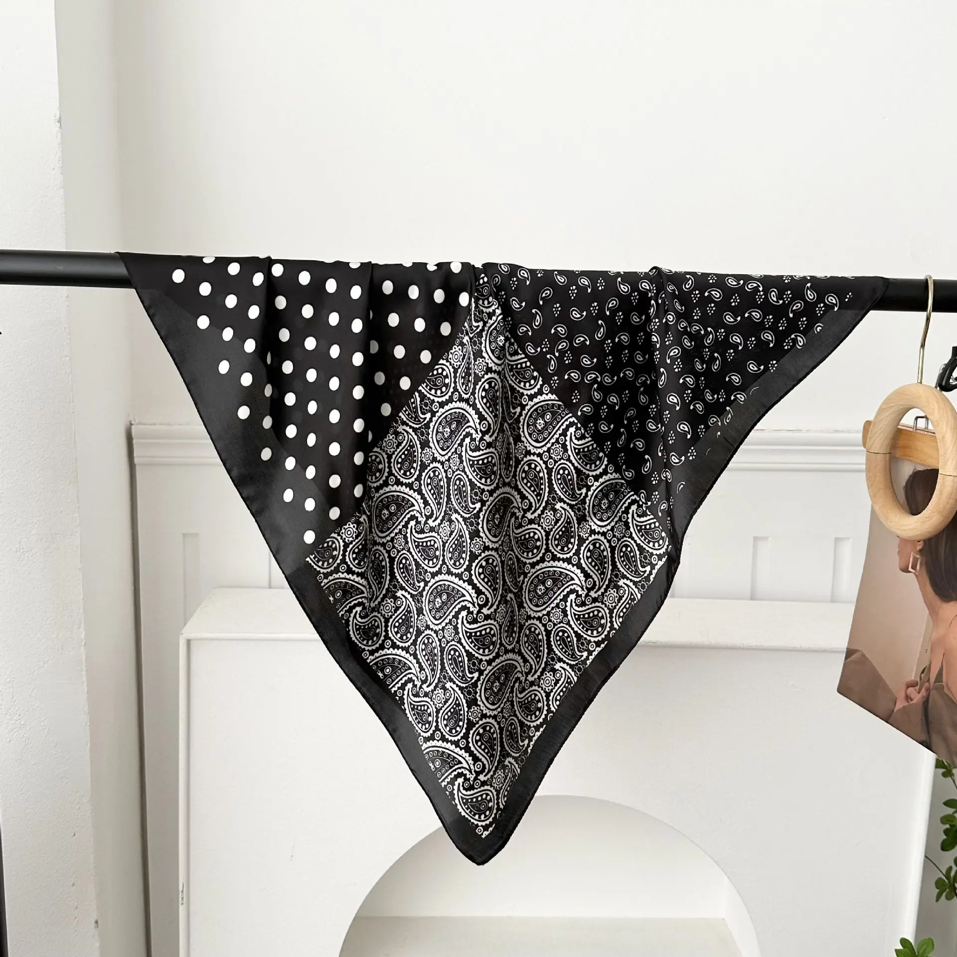 Cashew flower polka dot black