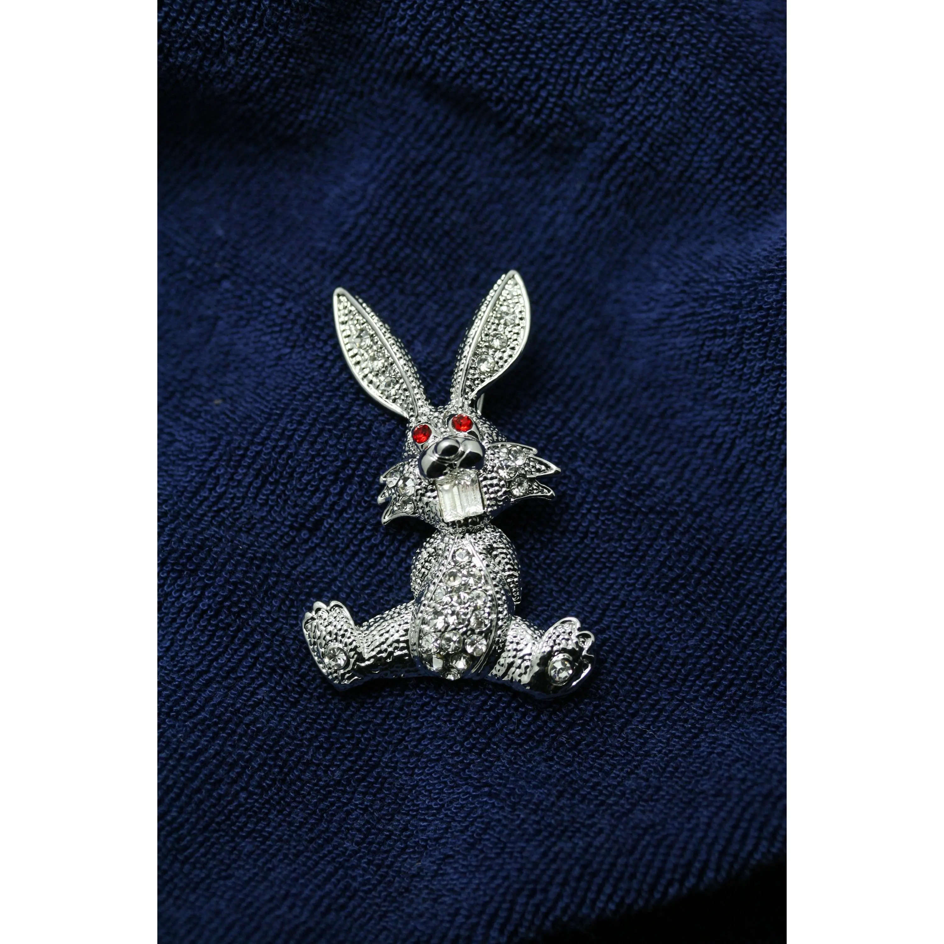 Funny Rabbit Brooch Pin in Silver-Tone Metal, Cute Animal Jewelry with Crystal Teeth, Red Eyes & Rhinestone Details for Unisex Costumes, Rabbit Shape, Funny Look, Decorate, Fashion