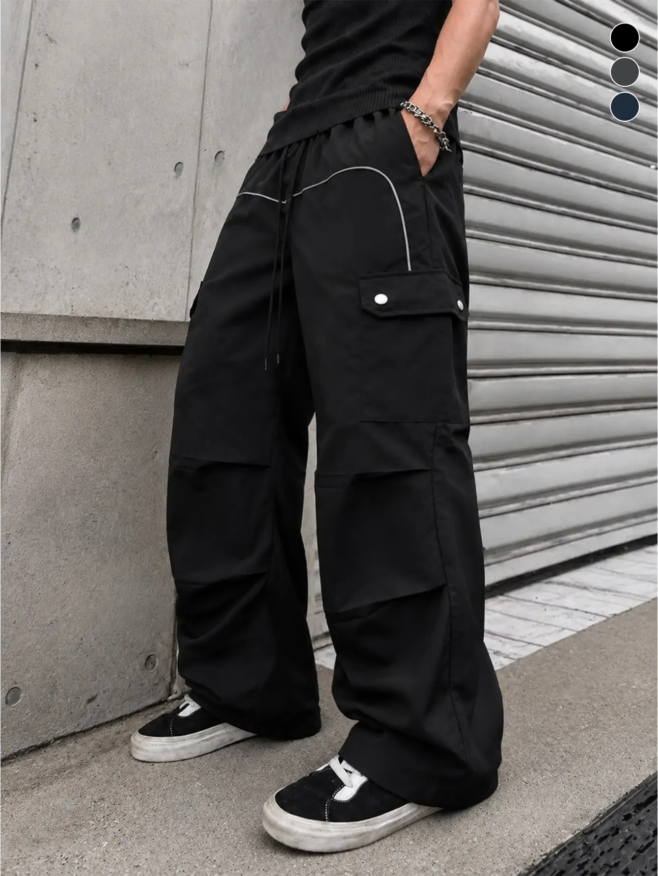 Men’s wide-leg cargo pants with visible contrast piping; elastic waistband with drawstring; multiple pockets; casual long pants; hip-hop/Japanese street style; lightweight for everyday wear; trendy streetwear; sporty design; drawstring cuffs; available in
