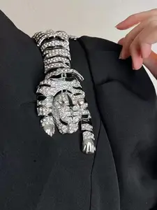 Vintage Luxury Tiger Brooch, Full Diamond Design, Adjustable Pattern Pin, Perfect for Suits and Coats, High-End Fashion Accessory