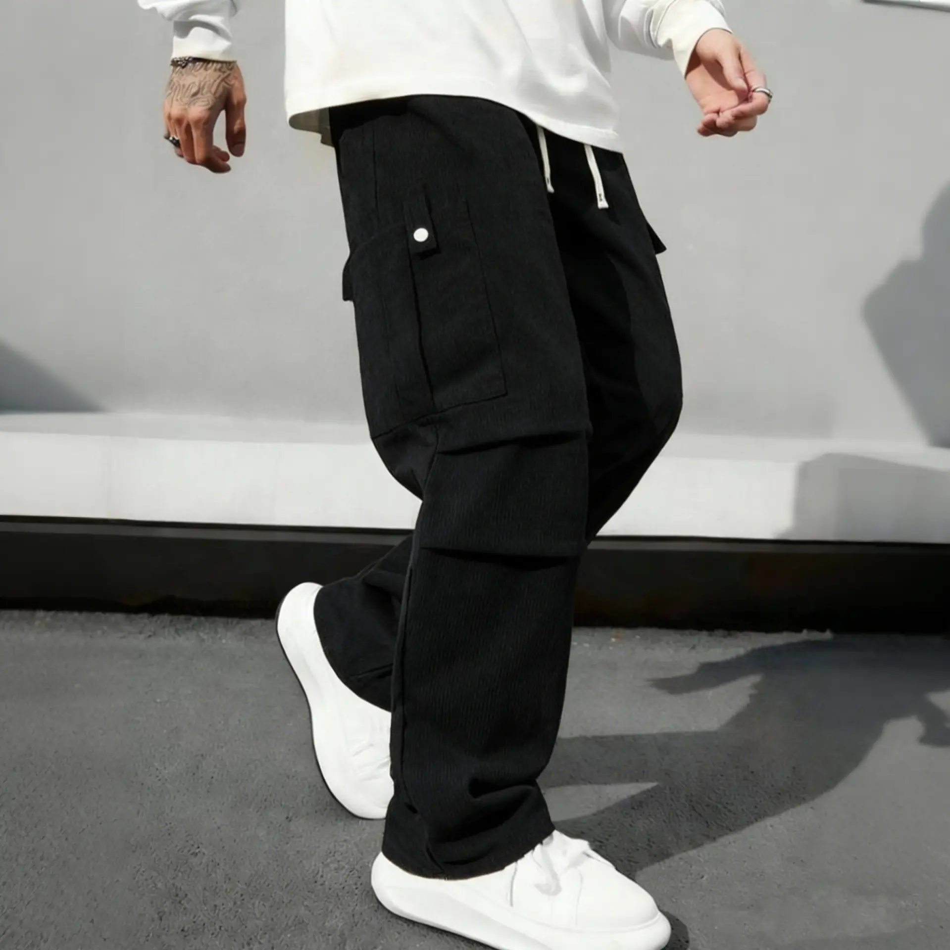 Men’s corduroy casual pants for spring/autumn, featuring large pockets, a paratrooper workwear style, loose straight cut, and an adjustable drawstring waist.