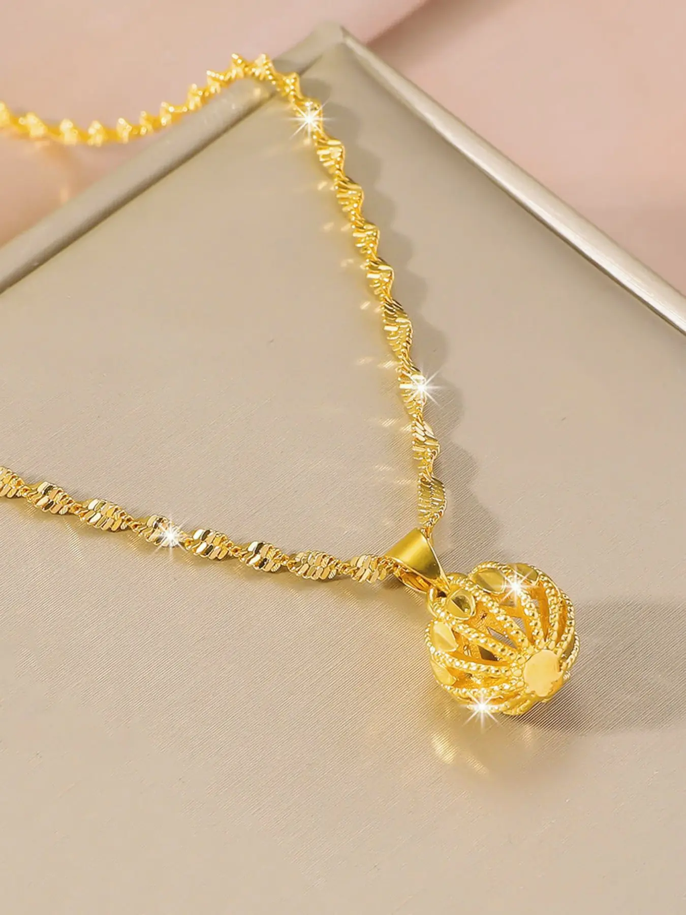 Women's Gold Hollow Ball Pendant Necklace, Alloy Necklace, Dainty Necklace, High-Quality Wedding Jewelry Gift, Exquisite Luxury Accessory for Girlfriend & Friends, Trendy Jewelry