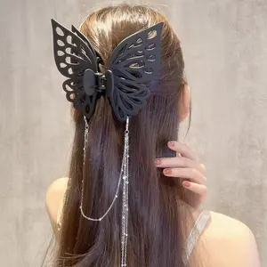 Oversized, versatile butterfly grip clip, versatile hairstyles