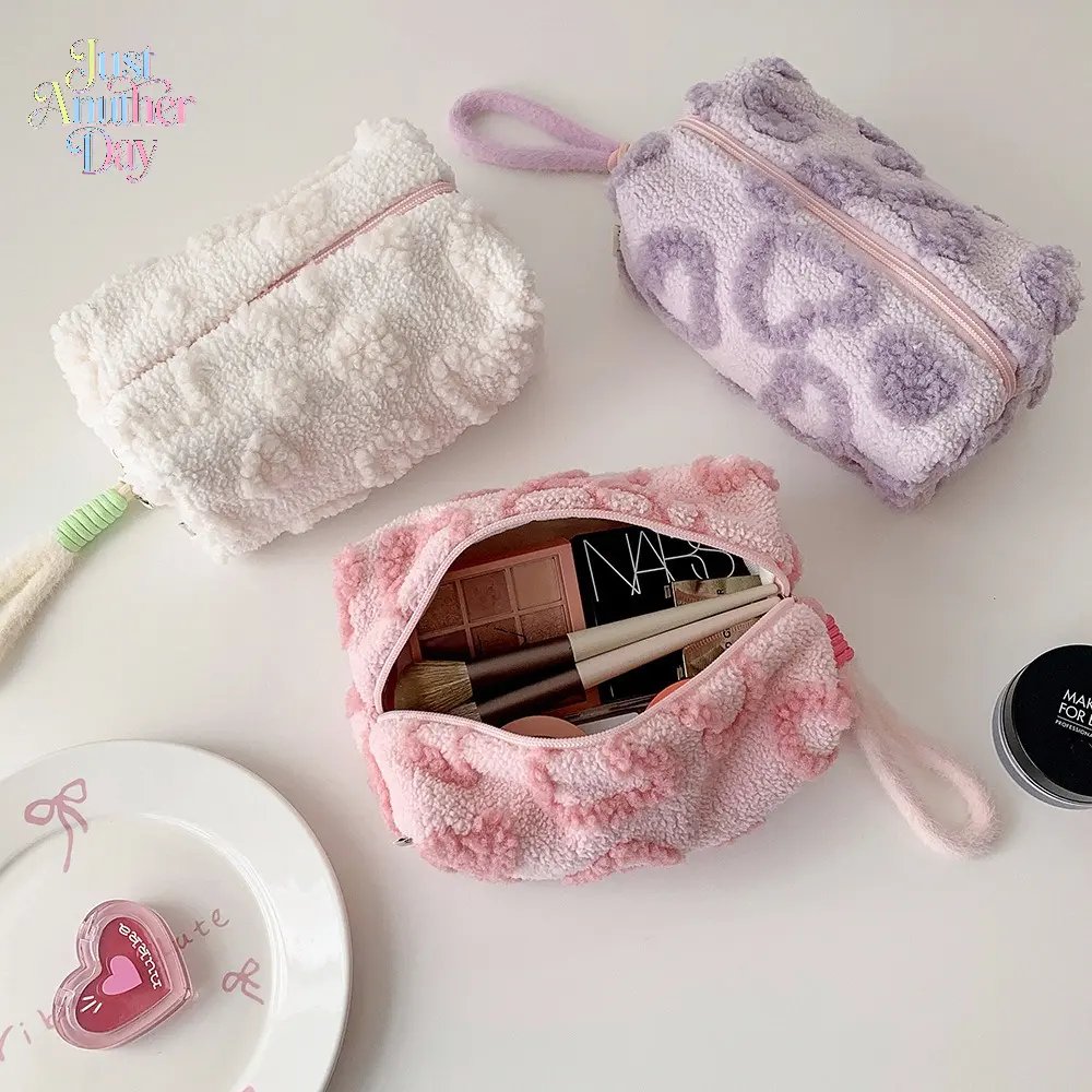 Women's Plush Heart-Shaped Makeup Pouch - Portable Organizer for Lipsticks, Coins, Toiletries, Ideal for Camping, Picnics, Valentine's Day Gifting